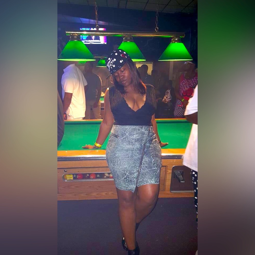 Guess Front Split Zipper Design Skirt Size Large - image 1